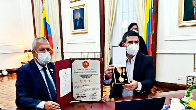 Javier Henao Hidrón recibe la Orden de la Democracia Simón Bolívar - Grado Cruz Gran Caballero