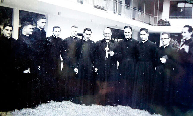 Foto de los profesores del Seminario y el arzobispo de Manizales, Arturo Duque Villegas, en el año 1963.