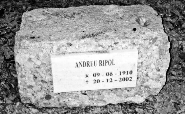 Foto de la tumba de Andreu Ripol en la Abadía de Montserrat en Cataluña, España.