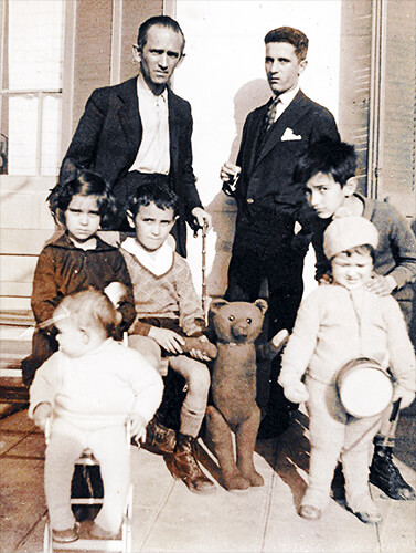 Fernando, Jorge, Pilar, Ramiro, Álvaro, Nano y Simón González (Marsella, Francia, 1933)