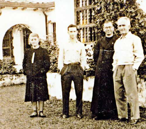 Margarita Restrepo, Fernando González Restrepo, el padre Antonio Restrepo S.J. y Fernando González Ochoa.