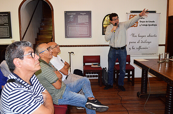 Conferencia Grupo Sofos con Andrés Díez y asistentes alelados (mayo de 2023). Foto © AlfonSofos.