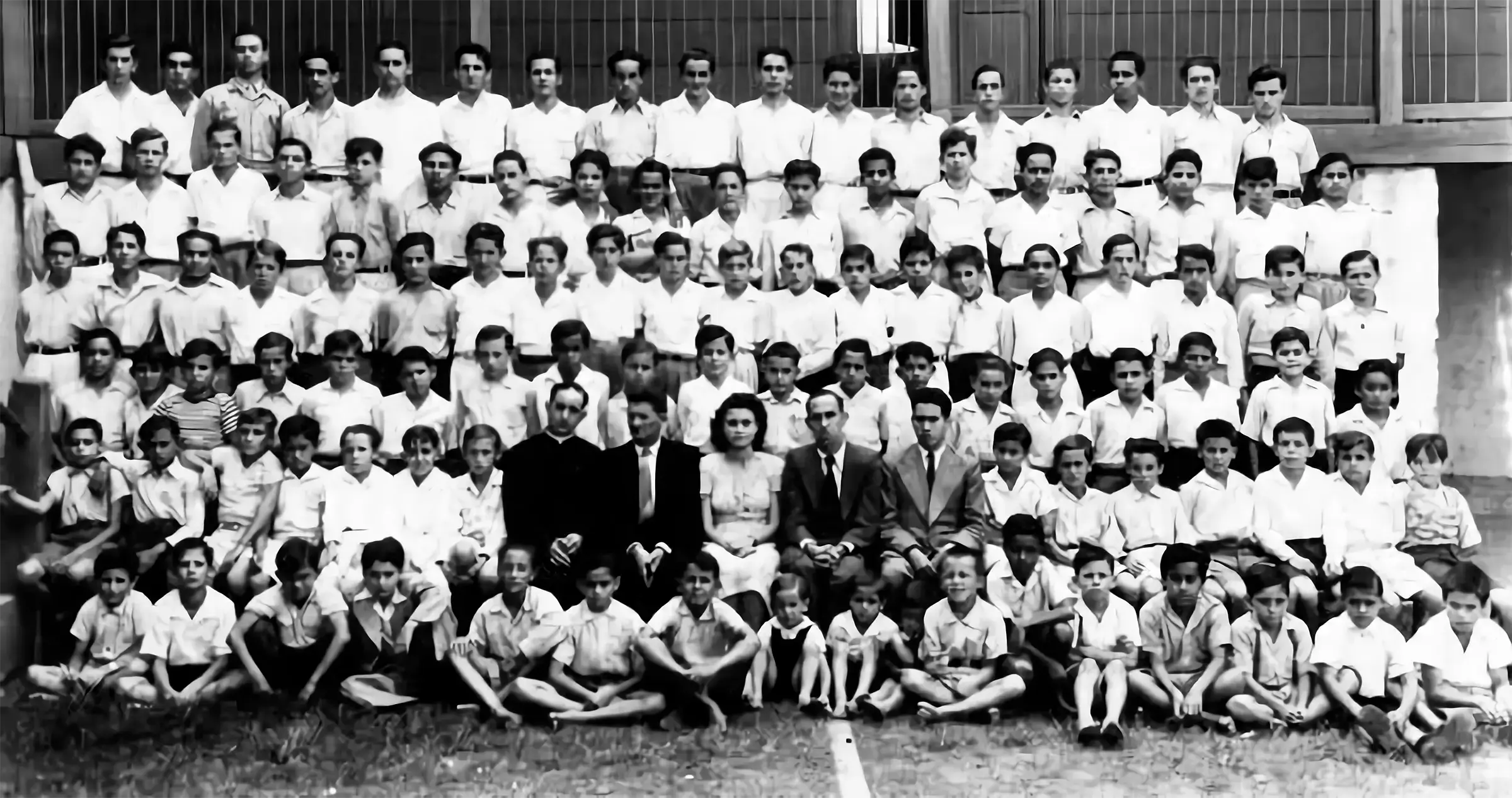 Retrato de grupo de alumnos y profesores del Liceo Juan de Dios Uribe, organizados en varias filas.