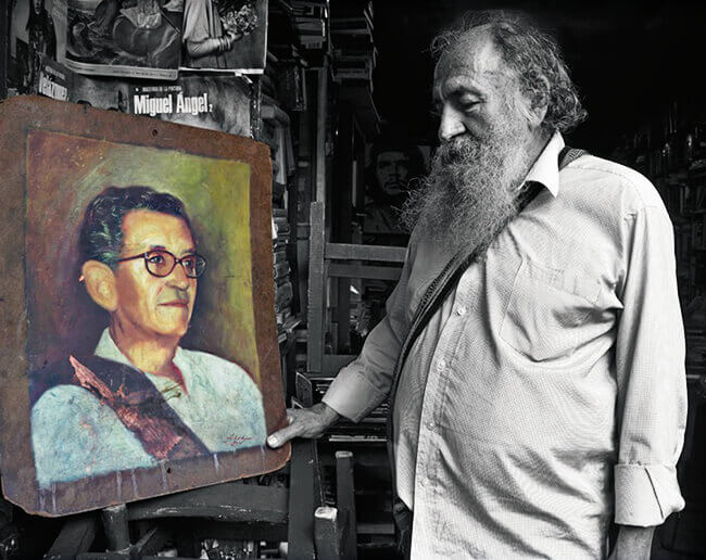 Fotografía de Gustavo Zuluaga, el Hamaquero, con un retrato del poeta José Manuel Arango - Foto © Jairo Ruiz Sanabria