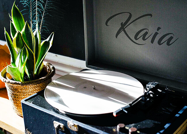 Foto de mesa, planta y tocadiscos con el logo Kaia