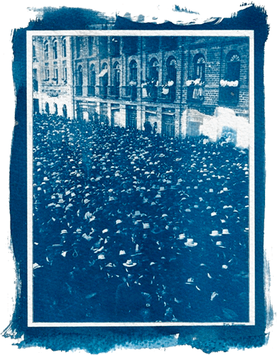 Fotografía antigua de una multitud en las calles