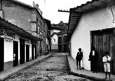 Calle del Codo, Medellín, 1924 - Fotografía de la Biblioteca Pública Piloto