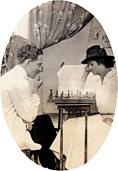 Foto de Fernando González jugando ajedrez con una amiga