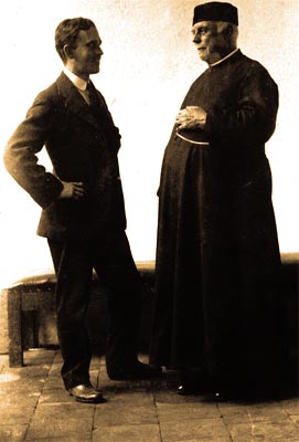 Fernando González y el padre Jesús María Mejía