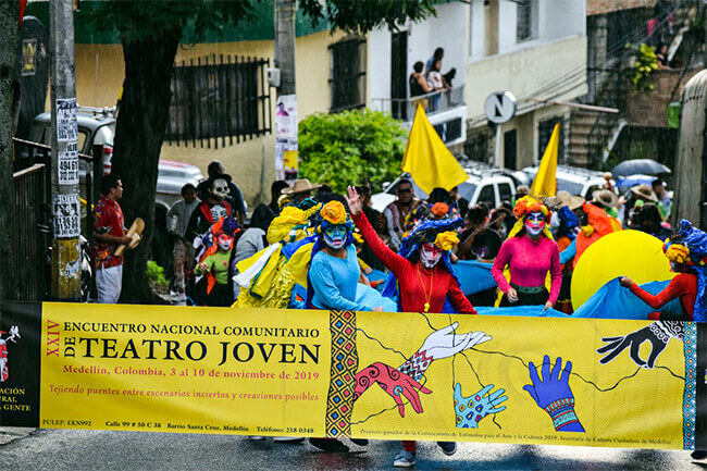 Fotografía de un desfile artístico de la Corporación Cultural Nuestra Gente