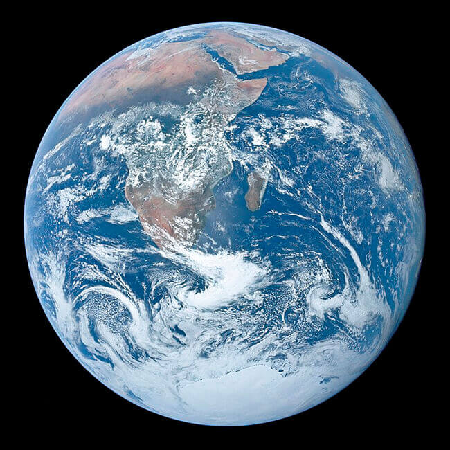 Fotografía tomada el 7 de diciembre de 1972 por la tripulación de la nave espacial Apolo 17 en ruta hacia la Luna a una distancia de aproximadamente 29.000 kilómetros. Se pueden apreciar África, la Antártida y la península arábiga.
