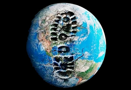 Montaje del planeta Tierra con una gigantesca huella humana en su superficie